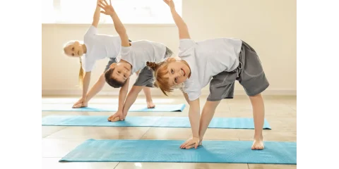 Female Fitness Performance Coach und Kinderyoga